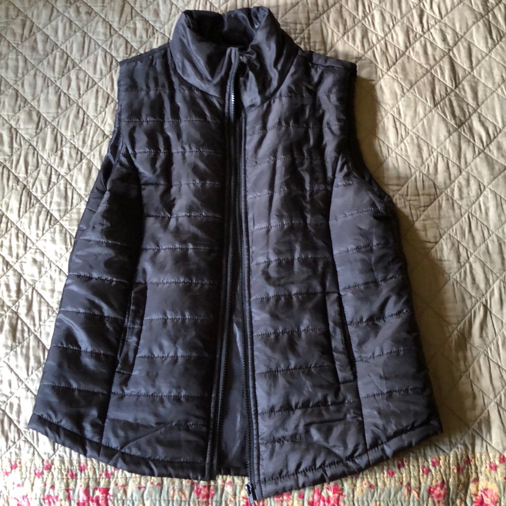 Black puffy vest with pockets